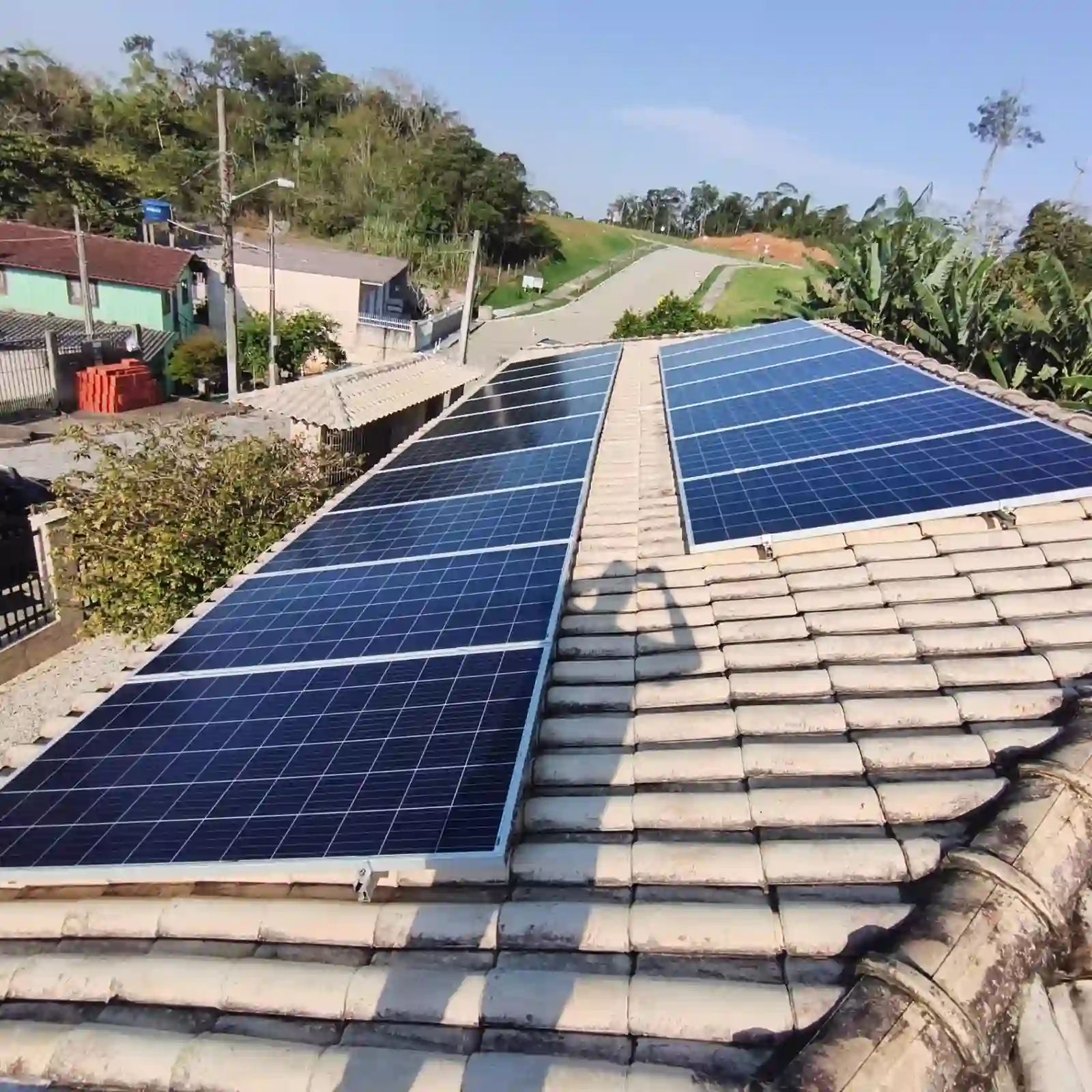 Painéis solares limpos instalados em telhado de telhas após a limpeza