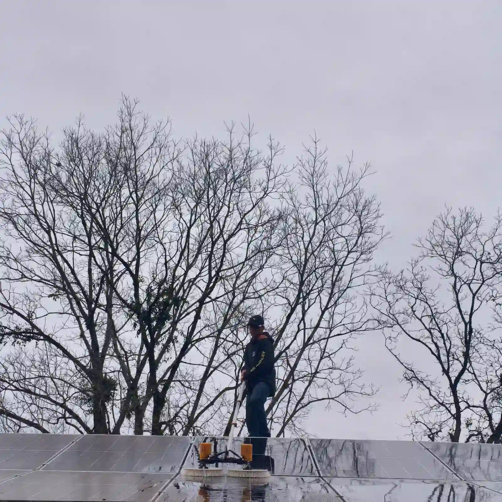 Equipe da Solare Clean realizando limpeza de usina solar sobre telhado